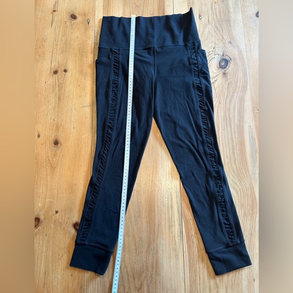 Athleta Leggings Athleisurewear Supersoft Comfy 3/4 Pockets Intricate unique - Picture 4 of 7